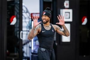 开拓者官推：去年NBA进了103227个球 过去一年利拉德进了100100个